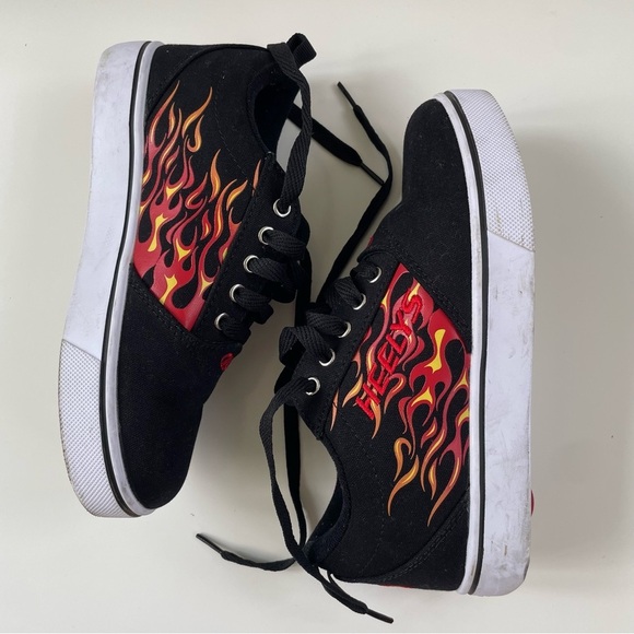 Heelys Pro 20 Skate Shoe in Black Flames Size 5 - Picture 6 of 8